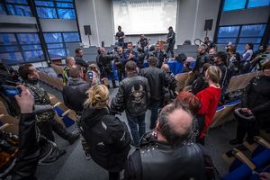 Policjant WRD przemawiający do uczestników zdarzenia w budynku rotundy KWP w Katowicach