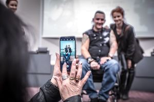 Kobieta robiąca zdjęcie Tomaszowi Kowalskiemu