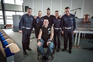 Tomasz Kowalski z policjantami