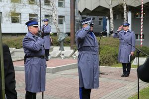 Fotografia kolorowa. Na zdjęciu widoczny Zastępca Komendanta Głównego Policji oddający honor przed grobem.