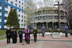 Fotografia kolorowa. Na zdjęciu widoczni kapelani podczas modlitwy.