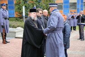 Fotografia kolorowa. Na zdjęciu widoczni kapelani podczas nadawania przez Zastępcę Głównego Policji oraz p. Teresę Bracką tytułów honorowego członka stowarzyszenia Rodzina Policyjna 1939 r.