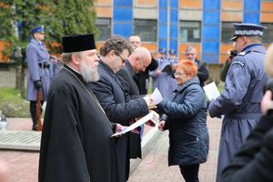 Fotografia kolorowa. Na zdjęciu widoczni kapelani podczas nadawania przez Zastępcę Głównego Policji oraz p. Teresę Bracką tytułów honorowego członka stowarzyszenia Rodzina Policyjna 1939 r.