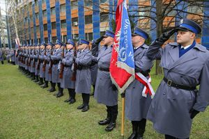 Fotografia kolorowa. Na zdjęciu kompania honorowa ze sztandarem.