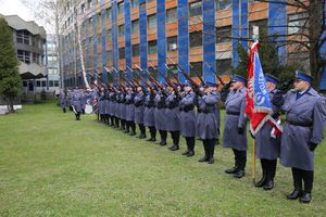 Fotografia kolorowa. Na zdjęciu kompania honorowa ze sztandarem.