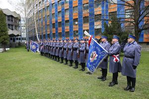 Fotografia kolorowa. Na zdjęciu kompania honorowa ze sztandarem.