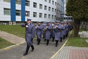 Fotografia kolorowa. Na zdjęciu policjanci z orkiestry komendy wojewódzkiej.