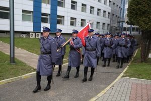 Fotografia kolorowa. Na zdjęciu policjanci z orkiestry komendy wojewódzkiej.