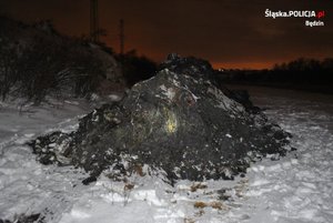 Zdjęcie przedstawia  nielegalnie składowane różnego rodzaju odpady