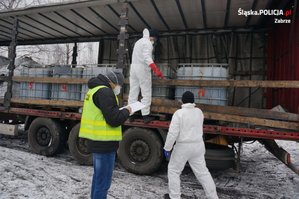 Służby wykonują czynności w miejscu nielegalnego składowania odpadów