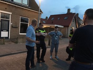 Polscy i holenderscy policjanci rozmawiają z Polakami pracującymi w Holandii.