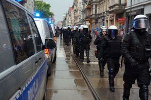 na zdjęciu umundurowani policjanci formujący się w szyk