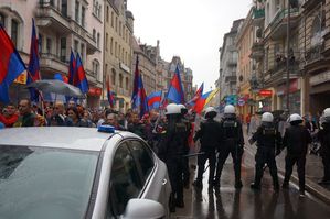 na zdjęciu umundurowani policjanci zabezpieczający przemarsz kibiców