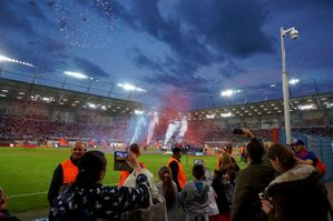 na zdjęciu gliwicka drużyna na murawie stadionu, świętująca zwycięstwo