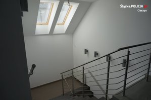budowa Posterunku Policji w Istebnej- wykończone schody, poręcze oraz elewacje wewnątrz budynku