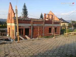 budowa Posterunku Policji w Istebnej-  stan surowy, widoczna pierwsza kondygnacja oraz szczyty budynku