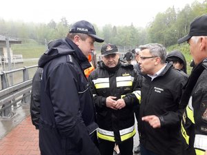 Wojewoda Śląski Jarosław Wieczorek rozmawia z przedstawicielami Policji i Państwowej Straży Pożarnej