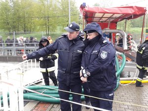 Zdjęcie przedstawia z lewej strony mł. insp. Krzysztofa Gałuszkę - Komendanta Miejskiego Policji w Bielsku-Białej, rozmawiającego z Komendantem Wojewódzkim Policji w Katowicach nadinsp. Krzysztofem Justyńskim przy zaporze w Wilkowicach