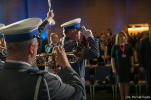 Otwarcie Konferencji - widoczni policjanci z Orkiestry Komendy Wojewódzkiej Policji w Katowicach