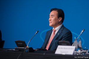 Otwarcie Konferencji. Przemawia Prezydent‎ Interpolu ‎Kim Jong Yang