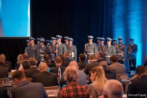 Otwarcie Konferencji. Widoczni słuchacze Konferencji oraz Orkiestra Komendy Wojewódzkiej Policji w Katowicach