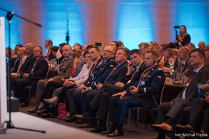 Otwarcie Konferencji. Widoczni słuchacze Konferencji, w tym I Zastępca Komendanta Głównego Policji nadinsp. Dariusz Augustyniak oraz Komendant Wojewódzki Policji w Katowicach nadinsp. Krzysztof Justyński