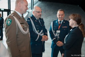 Przerwa w Konferencji. Od lewej Komendant Śląskiego Oddziału Straży Granicznej płk SG Adam Jopek, Komendant Wojewódzki Policji w Katowicach nadinsp. Krzysztof Justyński, I Zastępca Komendanta Głównego Policji nadinsp. Dariusz Augustyniak oraz Wiceminister Spraw Wewnętrznych i Administracji Renata Szczęch.