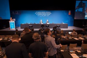 Konferencja prasowa. Przemawia Rzeczniczka prasowa Interpolu Pani Rachael Billington. Dalej od lewej Sekretarz Generalny Interpolu Jürgen Stock i Komendant Główny Policji gen. insp. Jarosław Szymczyk. Na pierwszym planie reporterzy i operatorzy kamer