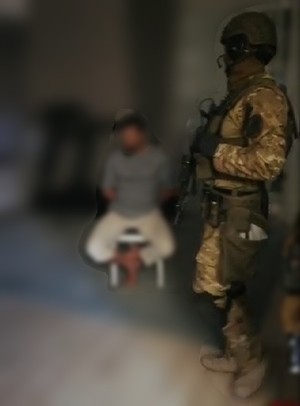 Mundurowi BOA oraz osoba zatrzymana