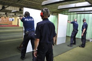Instruktorzy strzelań policyjnych oceniają konkurencję strzelecką policjantów biorących udział w turnieju par patrolowych