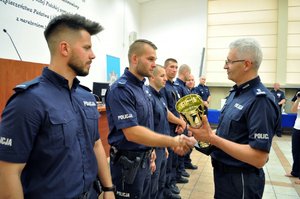 Zastępca Komendanta Wojewódzkiego Policji w Katowicach mł. insp. Mariusz Krzystyniak składa gratulacje i wręcza nagrody zdobywcom III miejsca podczas Wojewódzkiego Finału XXVI Ogólnopolskich Zawodów Policjantów Prewencji - Turniej Par Patrolowych - „Patrol Roku 2019”