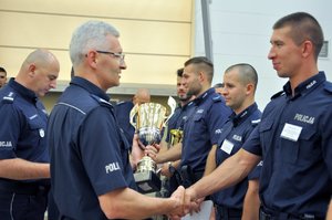 Zastępca Komendanta Wojewódzkiego Policji w Katowicach mł. insp. Mariusz Krzystyniak składa gratulacje i wręcza nagrody zdobywcom II miejsca podczas Wojewódzkiego Finału XXVI Ogólnopolskich Zawodów Policjantów Prewencji - Turniej Par Patrolowych - „Patrol Roku 2019”