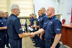 Zastępca Komendanta Wojewódzkiego Policji w Katowicach mł. insp. Mariusz Krzystyniak składa gratulacje i wręcza nagrody zdobywcom I miejsca podczas Wojewódzkiego Finału XXVI Ogólnopolskich Zawodów Policjantów Prewencji - Turniej Par Patrolowych - „Patrol Roku 2019”