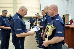 Komendant Szkoły Policji w Katowicach insp. dr Rafał Kochańczyk składa gratulacje i wręcza nagrody zdobywcom I miejsca podczas Wojewódzkiego Finału XXVI Ogólnopolskich Zawodów Policjantów Prewencji - Turniej Par Patrolowych - „Patrol Roku 2019”