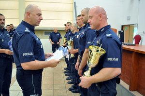 Komendant Szkoły Policji w Katowicach insp. dr Rafał Kochańczyk składa gratulacje i wręcza nagrody zdobywcom I miejsca podczas Wojewódzkiego Finału XXVI Ogólnopolskich Zawodów Policjantów Prewencji - Turniej Par Patrolowych - „Patrol Roku 2019”