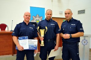 Pamiątkowe zdjęcie zwycięskiej drożyny z Rybnika z Naczelnikiem Wydziału Prewencji Komendy Wojewódzkiej Policji w Katowicach mł. insp. Radosławem Wolą podczas wojewódzkich eliminacji do Ogólnopolskich Zawodów Policjantów Prewencji Turniej Par Patrolowych „Patrol Roku 2019”