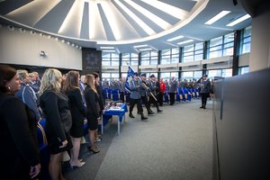 Rozpoczęcie uroczystości - wprowadzenie sztandaru Komendy Wojewódzkiej Policji w Katowicach przez poczet flagowy