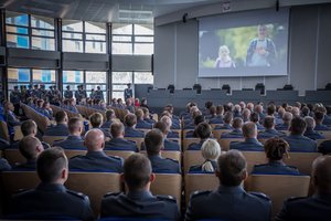 Wyświetlenie filmu &quot;Od 100 lat tworzymy Policję&quot; podczas uroczystości