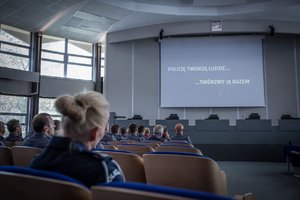 Wyświetlenie filmu &quot;Od 100 lat tworzymy Policję&quot; podczas uroczystości