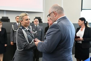 Wręczenie odznaczeń i medali podczas uroczystości przez Komendanta Wojewódzkiego Policji oraz Wicewojewodę Śląskiego