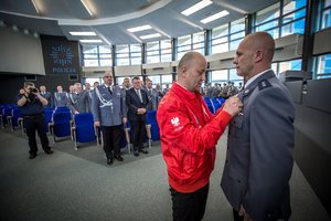 Wręczenie odznaczenia Honorowy Dawca Krwi - Zasłużony dla Zdrowia Narodu. Odznaczenie wręcza  Dyrektor Śląskiego Oddziału Okręgowego Polskiego Czerwonego Krzyża Bogdan Ogrocki