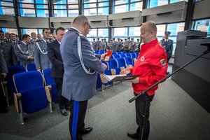 Komendant Wojewódzkie Policji w Katowicach nadinsp. Krzysztof Justyński oraz Dyrektor Śląskiego Oddziału Okręgowego Polskiego Czerwonego Krzyża Bogdan Ogrocki podczas uroczystości