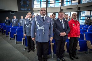 Uroczystość. W pierwszym rzędzie od lewej: Komendant Wojewódzkie Policji w Katowicach nadinsp. Krzysztof Justyński, Wicewojewoda Śląski Robert Magdziarz oraz Dyrektor Śląskiego Oddziału Okręgowego Polskiego Czerwonego Krzyża Bogdan Ogrocki