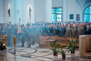 Uroczysta msza święta w Archikatedrze Chrystusa Króla w Katowicach. Widok na uczestników nabożeństwa