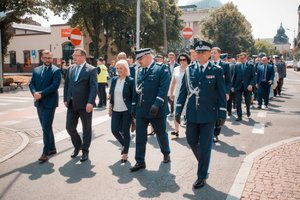 Przejście z Archikatedry na Plac Bolesława Chrobrego. Na pierwszym planie od prawej widoczni: Komendant Wojewódzki Policji w Opolu nadinsp. Jarosław Kaleta, Komendant Wojewódzki Policji w Katowicach nadinsp. dr Krzysztof Justyński, Minister Rodziny, Pracy i Polityki Społecznej Bożena Borys-Szopa, Marszałek Województwa Śląskiego Jakub Chełstowski oraz Wiceminister Grzegorz Pobuda