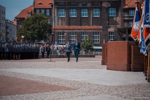 Premier Mateusz Morawiecki podczas przeglądu pododdziałów. Obok podinsp. Sroka - dowódca uroczystości