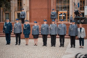 Wyróżnieni policjanci stoją w szeregu przed wręczeniem odznaczeń