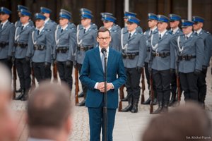 Premier Mateusz Morawiecki podczas przemówienia z okazji Wojewódzkich Obchodów Święta Policji w Katowicach. W tle Kompania Honorowa Oddziału Prewencji Policji w Katowicach