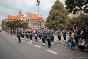 Orkiestra Komendy Wojewódzkiej Policji w Katowicach podczas pokazu musztry przed wejściem na Plac Bolesława Chrobrego w Katowicach