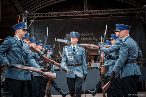 Policjanci z Kompanii Honorowej Oddziału Prewencji Policji w Katowic podczas pokazu musztry policyjnej